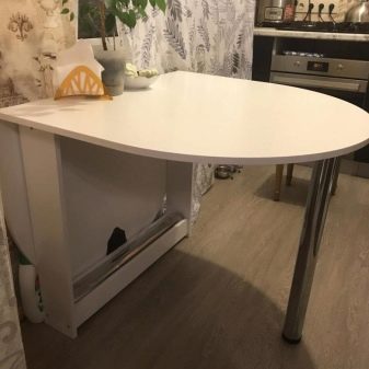 Розкладний обідній стіл-книжка для вітальні: як вибрати вузький стіл-трансформер для залу круглої і квадратної форми?