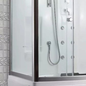 Розміри душових кабін (29 фото): огляд мінімальних і звичайних розмірів, великі варіанти. Як підібрати оптимальний – комфортний розмір?
