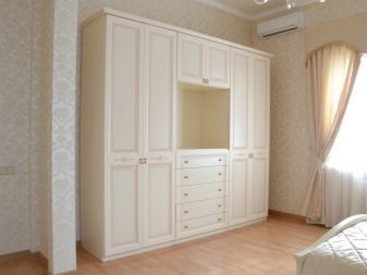 Розпашні шафи в спальню (63 фото): варіанти сучасних шаф з розпашними дверима. Фасади з глянцем і фрезеруванням
