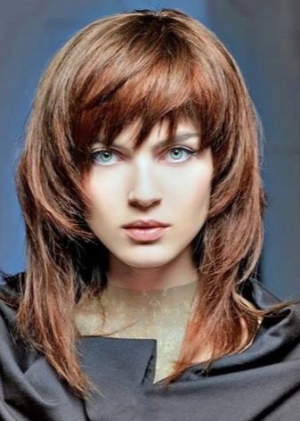 Рвані стрижки з чубчиком (66 фото): особливості стрижок на короткі, на середні і довгі волосся, градуйовані стрижки, тонкощі укладання