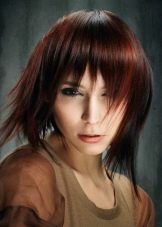 Рвані стрижки з чубчиком (66 фото): особливості стрижок на короткі, на середні і довгі волосся, градуйовані стрижки, тонкощі укладання