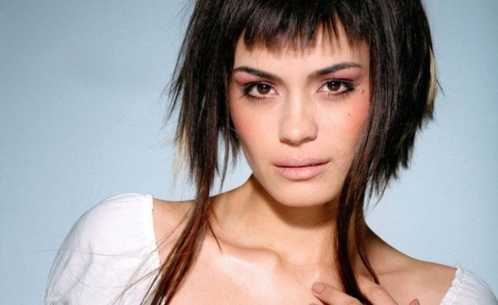 Рвані стрижки з чубчиком (66 фото): особливості стрижок на короткі, на середні і довгі волосся, градуйовані стрижки, тонкощі укладання