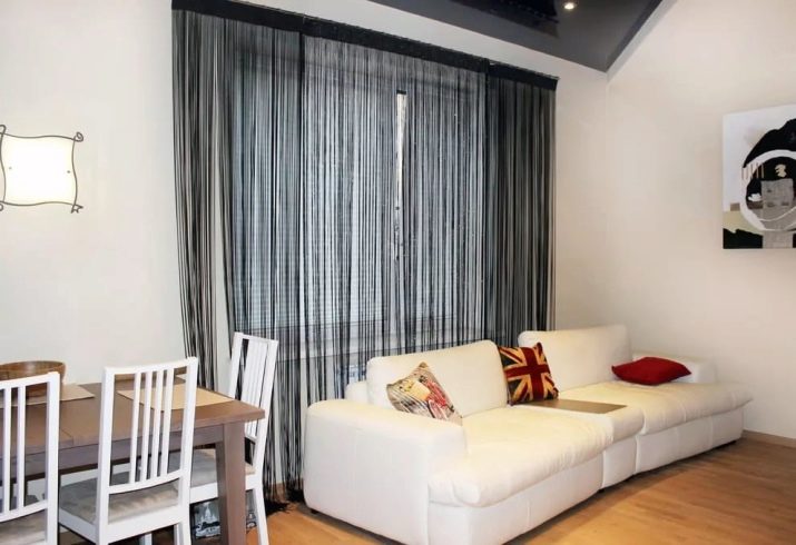 Сірі штори в інтер’єрі вітальні (60 фото): біло-сріблясті штори в залі, сіро-зелені, сіро-блакитні, сіро-бежеві комбінації в шторах