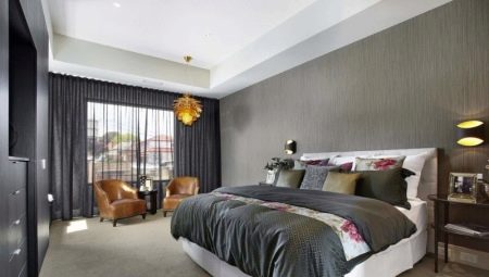 Сірі штори в спальні (63 фото): інтер’єр з синьо-сірими і світло-сірими фіранками, дизайн з темно-сірими і сіро-коричневими шторами, інші варіанти