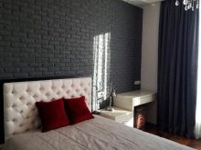 Сірі штори в спальні (63 фото): інтер’єр з синьо-сірими і світло-сірими фіранками, дизайн з темно-сірими і сіро-коричневими шторами, інші варіанти