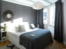 Сірі штори в спальні (63 фото): інтер’єр з синьо-сірими і світло-сірими фіранками, дизайн з темно-сірими і сіро-коричневими шторами, інші варіанти