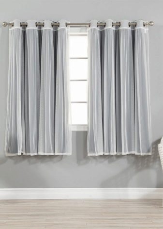 Сірі штори в спальні (63 фото): інтер’єр з синьо-сірими і світло-сірими фіранками, дизайн з темно-сірими і сіро-коричневими шторами, інші варіанти