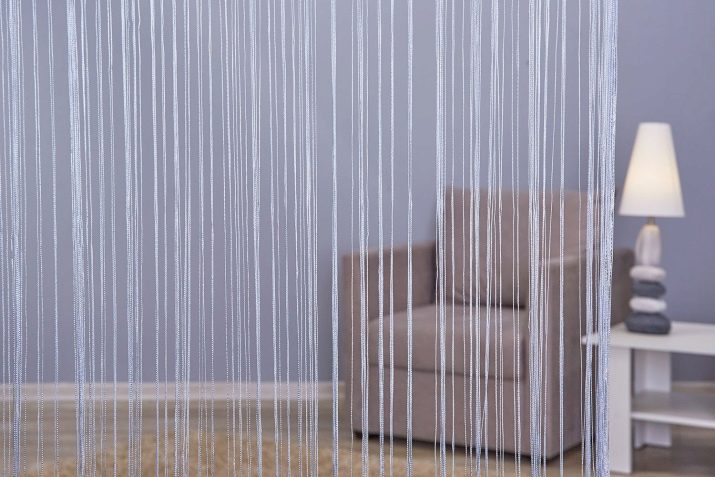 Сірі штори в спальні (63 фото): інтер’єр з синьо-сірими і світло-сірими фіранками, дизайн з темно-сірими і сіро-коричневими шторами, інші варіанти