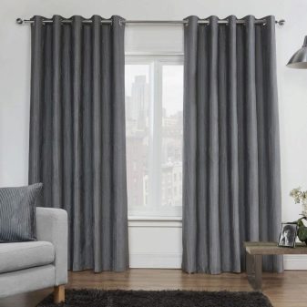 Сірі штори в спальні (63 фото): інтер’єр з синьо-сірими і світло-сірими фіранками, дизайн з темно-сірими і сіро-коричневими шторами, інші варіанти