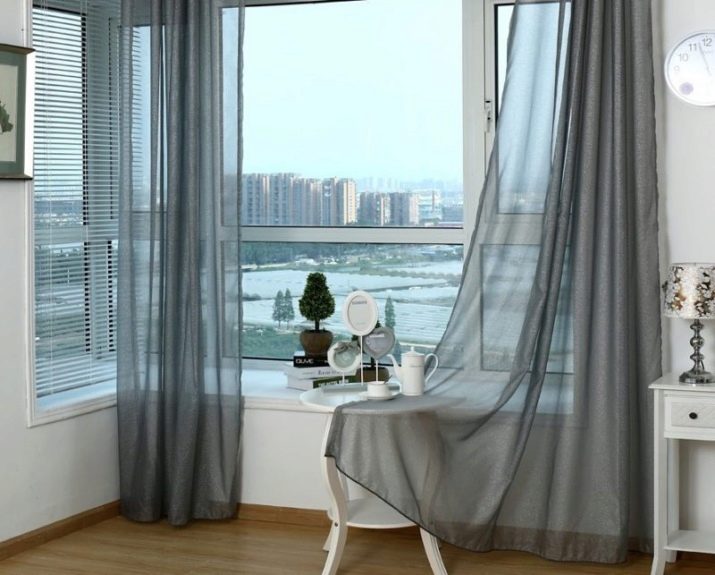 Сірі штори в спальні (63 фото): інтер’єр з синьо-сірими і світло-сірими фіранками, дизайн з темно-сірими і сіро-коричневими шторами, інші варіанти