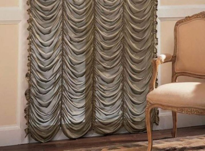 Сірі штори в спальні (63 фото): інтер’єр з синьо-сірими і світло-сірими фіранками, дизайн з темно-сірими і сіро-коричневими шторами, інші варіанти