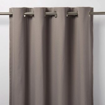 Сірі штори в спальні (63 фото): інтер’єр з синьо-сірими і світло-сірими фіранками, дизайн з темно-сірими і сіро-коричневими шторами, інші варіанти