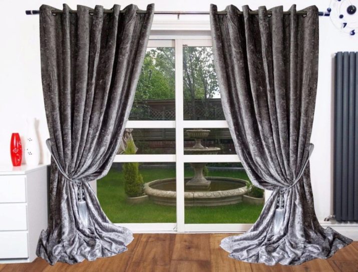 Сірі штори в спальні (63 фото): інтер’єр з синьо-сірими і світло-сірими фіранками, дизайн з темно-сірими і сіро-коричневими шторами, інші варіанти