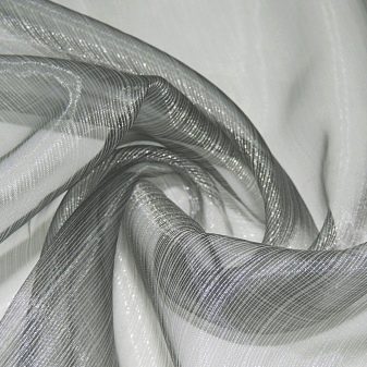 Сірі штори в спальні (63 фото): інтер’єр з синьо-сірими і світло-сірими фіранками, дизайн з темно-сірими і сіро-коричневими шторами, інші варіанти