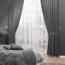 Сірі штори в спальні (63 фото): інтер’єр з синьо-сірими і світло-сірими фіранками, дизайн з темно-сірими і сіро-коричневими шторами, інші варіанти