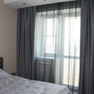 Сірі штори в спальні (63 фото): інтер’єр з синьо-сірими і світло-сірими фіранками, дизайн з темно-сірими і сіро-коричневими шторами, інші варіанти