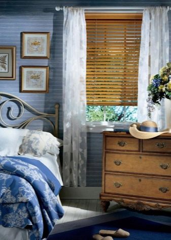 Сірі штори в спальні (63 фото): інтер’єр з синьо-сірими і світло-сірими фіранками, дизайн з темно-сірими і сіро-коричневими шторами, інші варіанти