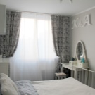 Сірі штори в спальні (63 фото): інтер’єр з синьо-сірими і світло-сірими фіранками, дизайн з темно-сірими і сіро-коричневими шторами, інші варіанти