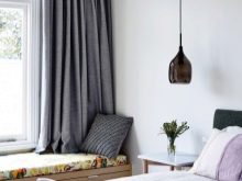 Сірі штори в спальні (63 фото): інтер’єр з синьо-сірими і світло-сірими фіранками, дизайн з темно-сірими і сіро-коричневими шторами, інші варіанти
