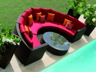 Садові дивани: вуличні дерев’яні та плетені для дачі. Кутова радіусна меблі для вулиці і інші моделі. Розміри