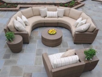 Садові дивани: вуличні дерев’яні та плетені для дачі. Кутова радіусна меблі для вулиці і інші моделі. Розміри