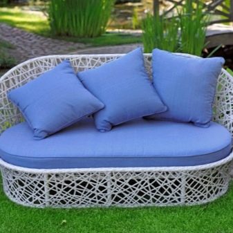 Садові дивани: вуличні дерев’яні та плетені для дачі. Кутова радіусна меблі для вулиці і інші моделі. Розміри