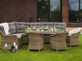 Садові дивани: вуличні дерев’яні та плетені для дачі. Кутова радіусна меблі для вулиці і інші моделі. Розміри