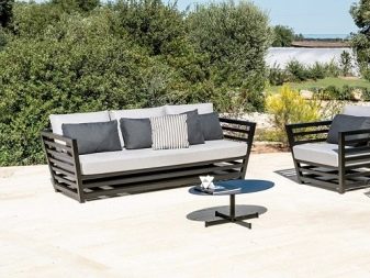 Садові дивани: вуличні дерев’яні та плетені для дачі. Кутова радіусна меблі для вулиці і інші моделі. Розміри