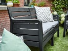 Садові дивани: вуличні дерев’яні та плетені для дачі. Кутова радіусна меблі для вулиці і інші моделі. Розміри