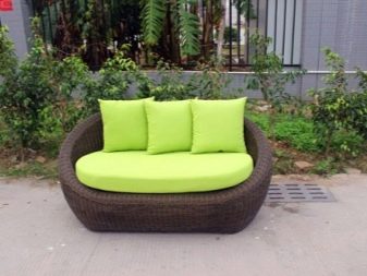 Садові дивани: вуличні дерев’яні та плетені для дачі. Кутова радіусна меблі для вулиці і інші моделі. Розміри