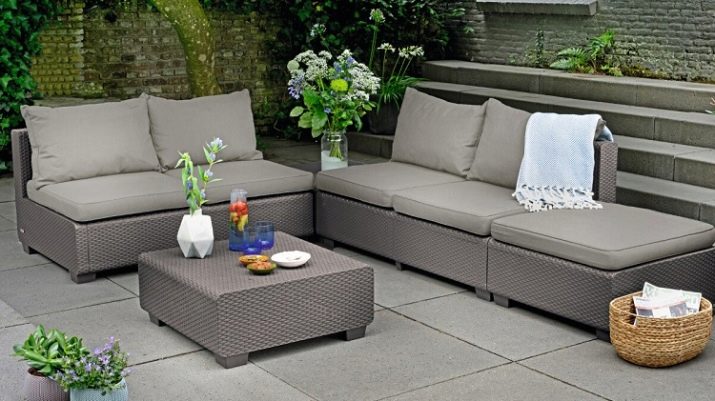 Садові дивани: вуличні дерев’яні та плетені для дачі. Кутова радіусна меблі для вулиці і інші моделі. Розміри