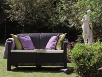 Садові дивани: вуличні дерев’яні та плетені для дачі. Кутова радіусна меблі для вулиці і інші моделі. Розміри