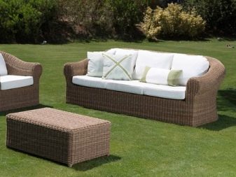 Садові дивани: вуличні дерев’яні та плетені для дачі. Кутова радіусна меблі для вулиці і інші моделі. Розміри