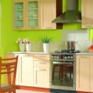 Салатові кухні (74 фото): особливості кухонного гарнітура салатового кольору в інтер’єрі кухні, варіанти дизайну шпалер в салатових тонах
