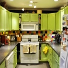 Салатові кухні (74 фото): особливості кухонного гарнітура салатового кольору в інтер’єрі кухні, варіанти дизайну шпалер в салатових тонах