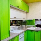 Салатові кухні (74 фото): особливості кухонного гарнітура салатового кольору в інтер’єрі кухні, варіанти дизайну шпалер в салатових тонах