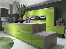 Салатові кухні (74 фото): особливості кухонного гарнітура салатового кольору в інтер’єрі кухні, варіанти дизайну шпалер в салатових тонах