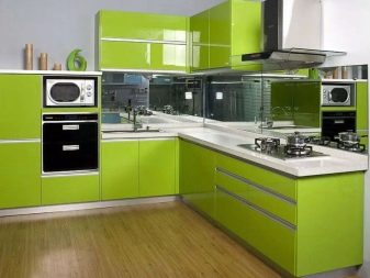 Салатові кухні (74 фото): особливості кухонного гарнітура салатового кольору в інтер’єрі кухні, варіанти дизайну шпалер в салатових тонах