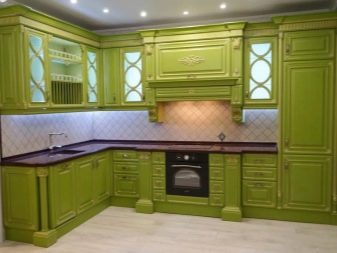 Салатові кухні (74 фото): особливості кухонного гарнітура салатового кольору в інтер’єрі кухні, варіанти дизайну шпалер в салатових тонах