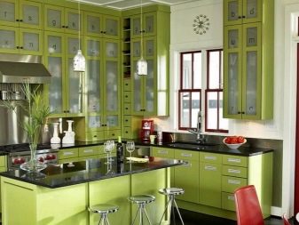 Салатові кухні (74 фото): особливості кухонного гарнітура салатового кольору в інтер’єрі кухні, варіанти дизайну шпалер в салатових тонах