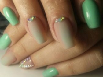 Салатовий манікюр (106 фото): дизайн нігтів яскраво-салатового і ніжно-салатового кольору з білим лаком