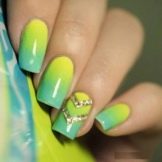 Салатовий манікюр (106 фото): дизайн нігтів яскраво-салатового і ніжно-салатового кольору з білим лаком