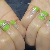 Салатовий манікюр (106 фото): дизайн нігтів яскраво-салатового і ніжно-салатового кольору з білим лаком