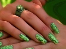 Салатовий манікюр (106 фото): дизайн нігтів яскраво-салатового і ніжно-салатового кольору з білим лаком