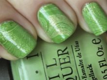 Салатовий манікюр (106 фото): дизайн нігтів яскраво-салатового і ніжно-салатового кольору з білим лаком