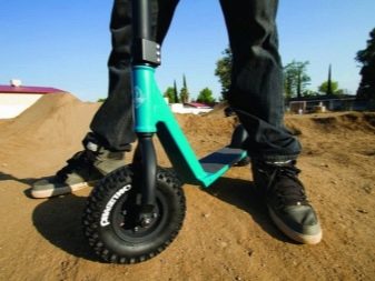 Самокат з великими колесами (44 фото): вибираємо моделі з широкими колесами і амортизаторами до 100 кг та інші самокати