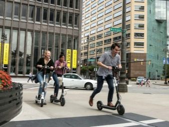 Самокат з великими колесами (44 фото): вибираємо моделі з широкими колесами і амортизаторами до 100 кг та інші самокати