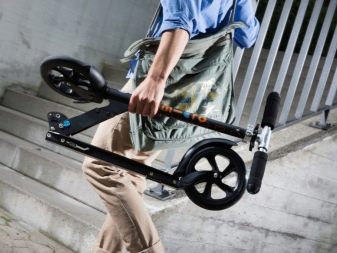 Самокат з великими колесами (44 фото): вибираємо моделі з широкими колесами і амортизаторами до 100 кг та інші самокати