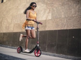 Самокат з великими колесами (44 фото): вибираємо моделі з широкими колесами і амортизаторами до 100 кг та інші самокати
