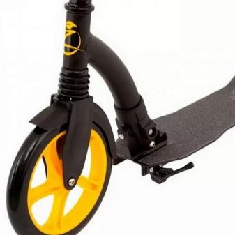Самокат з великими колесами (44 фото): вибираємо моделі з широкими колесами і амортизаторами до 100 кг та інші самокати